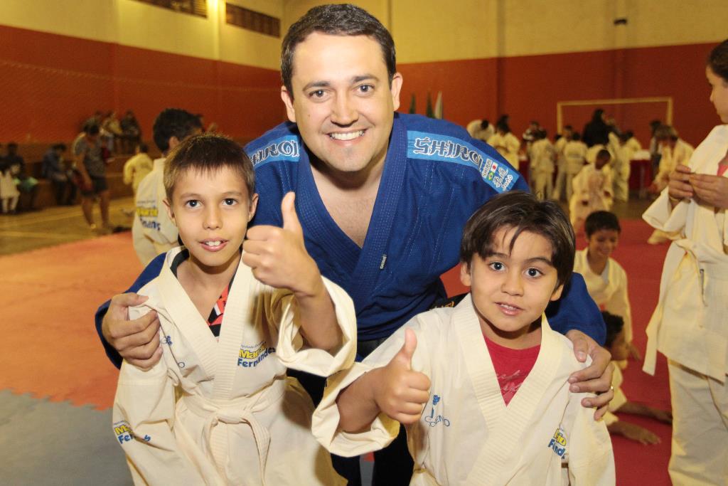 Imagem: Marcio Fernandes com atletas do seu projeto social Judô Nota Dez