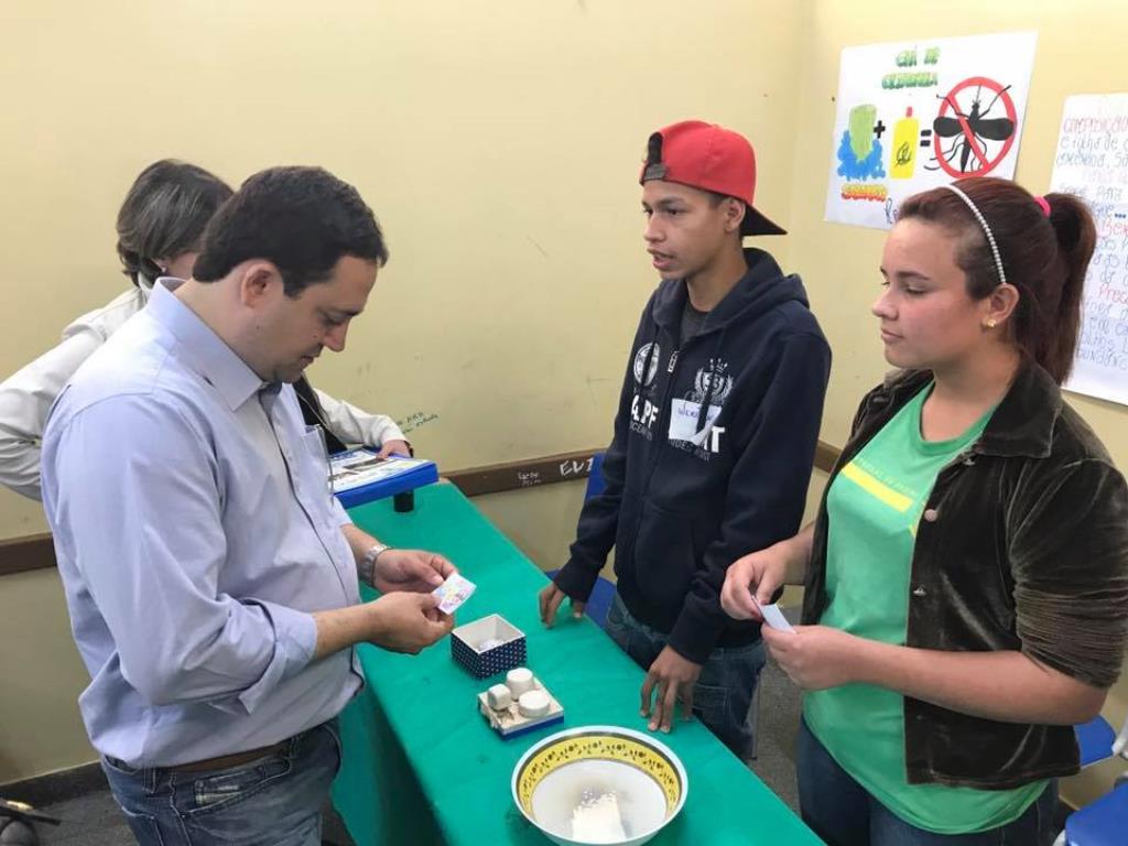 Imagem: Deputado Marcio Fernandes visitou todos os projetos de empreendedorismo na escola