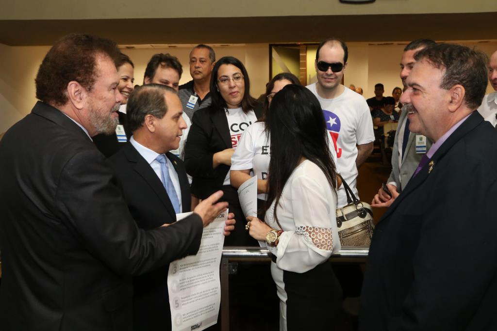 Imagem: Deputados autores conversam com representantes do Instituto Iniciativa, que apoiaram o projeto